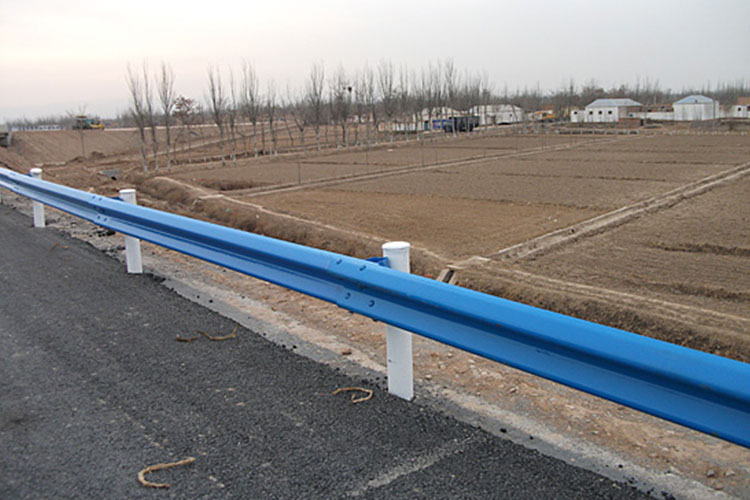 山区公路波形护栏 重庆新渝湘交通设施的喷塑护栏解决方案